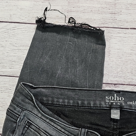 New York & Company Sz 12 Black Distressed Skinny Jeans - Picture 3 of 13